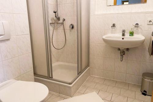 ein Bad mit einer Dusche, einem WC und einem Waschbecken in der Unterkunft 1 Zimmer Apartment mit Balkon in Glauchau