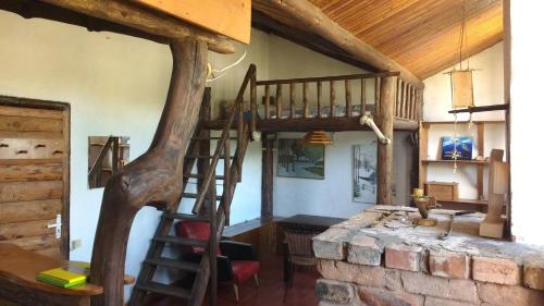 um quarto com uma escada em espiral de madeira numa casa em Kernaveland em Kernavė