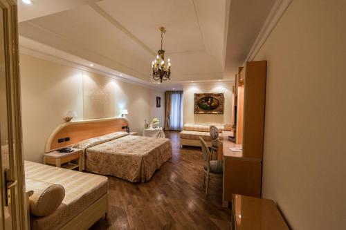 Postel nebo postele na pokoji v ubytování LH Hotel Domus Caesari