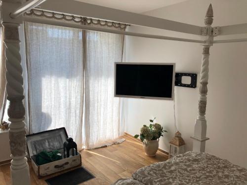 TV a/nebo společenská místnost v ubytování Poetic