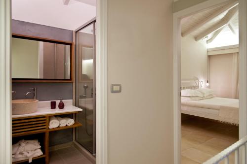 Una cama o camas en una habitación de The Mini Beach Hotel