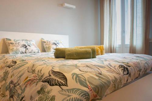 图卢兹Confort Appartement 110 m² CleanNcosy Toulouse Hypercentre的一间卧室配有一张带花卉棉被的床