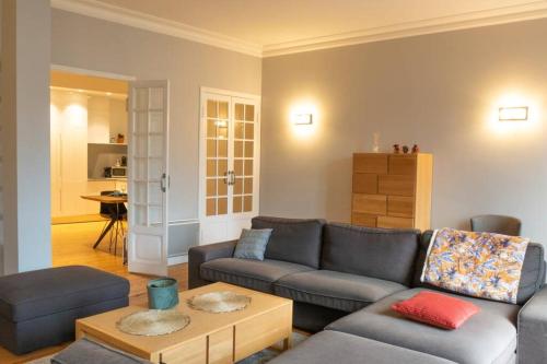 un salon avec un canapé et une table dans l'établissement Confort Appartement 110 m² CleanNcosy Toulouse Hypercentre, à Toulouse