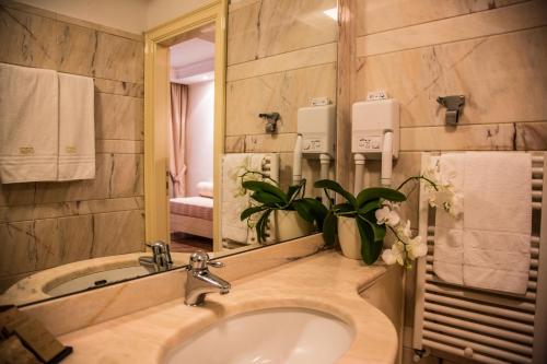 Koupelna v ubytování LH Hotel Domus Caesari