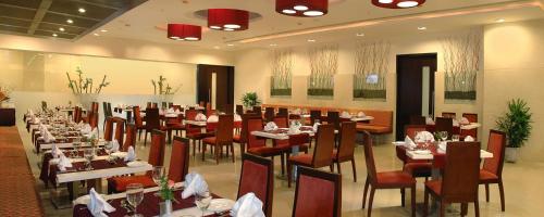 uma sala de jantar com mesas e cadeiras num restaurante em Fortune Inn Sree Kanya, Visakhapatnam - Member ITC's Hotel Group em Visakhapatnam