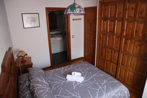 a bedroom with a bed with two towels on it at Casa Rural Cares in Santa Maria de Valdeón