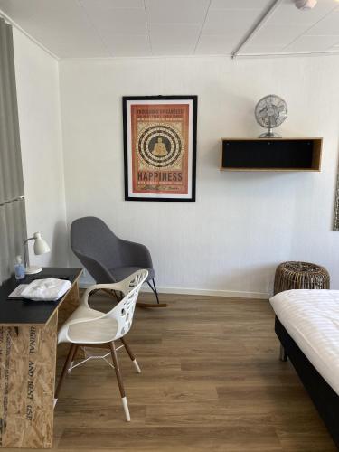sypialnia z łóżkiem, biurkiem i krzesłem w obiekcie Hotel Sniva w mieście Rønne