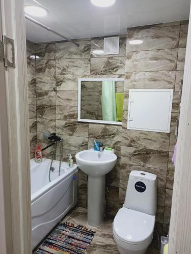 ApartNew in City Centr في أوست - كامينوغورسك: حمام مع حوض ومرحاض وحوض استحمام