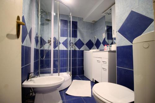 A bathroom at Budapest Easy Flat Opera