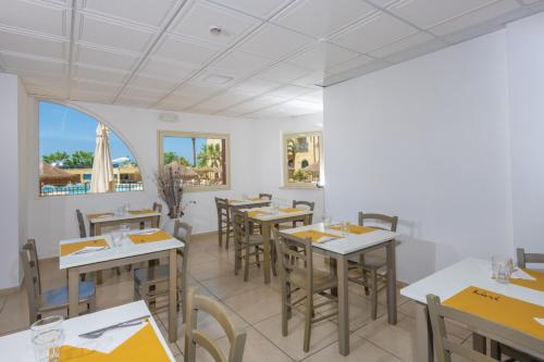 an empty dining room with tables and chairs at Hotel Hopps in Mazara del Vallo