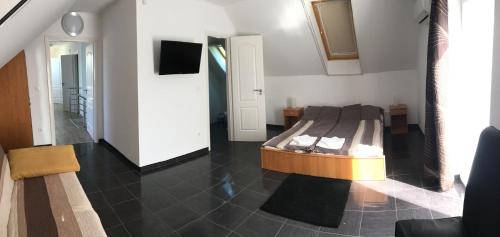 a bedroom with a bed in the middle of a room at Bor-Vendégház in Kiskőrös