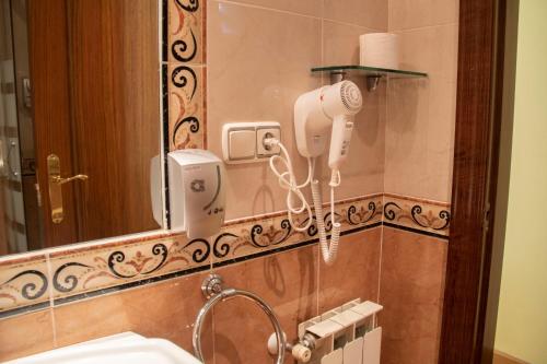 a bathroom with a sink and a mirror at Alda Estación Oviedo in Oviedo