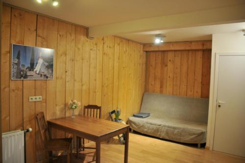 um quarto com uma mesa e uma cama em La Source du Broly em Soumagne