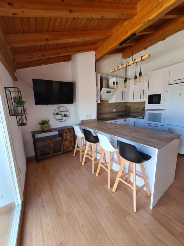 里瓦達維亞的住宿－Casa Fidalgo，厨房配有大型木桌和椅子