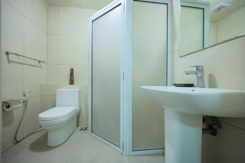 Ein Badezimmer in der Unterkunft Cedar Peak Condominium by Tripsters Hub