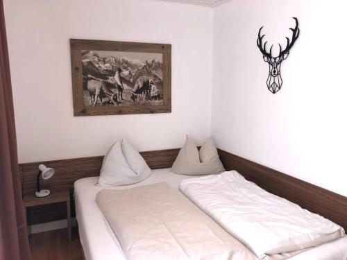 Habitación con cama y una foto en la pared. en Familienappartements Eder en Kaprun