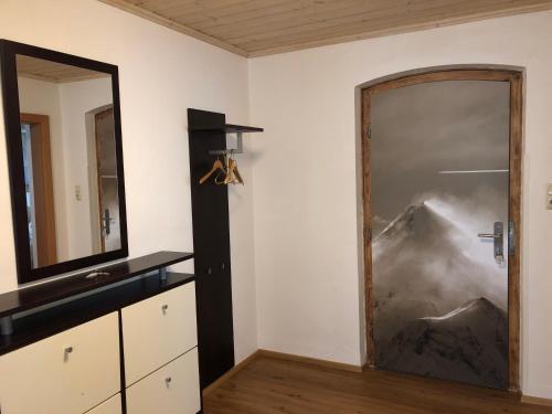pokój z drzwiami ze zdjęciem góry w obiekcie Familienappartements Eder - Free entry to Tauern SPA Kaprun included w Kaprunie