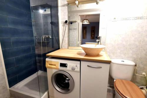 une salle de bain avec une machine à laver et un lavabo dans l'établissement RDP triangle d'or - free Parking, à Nice