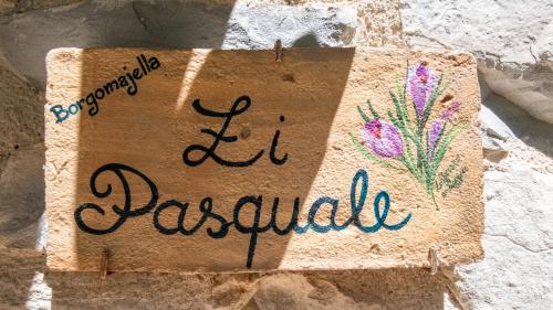 a sign that says everything is la pastaula at Borgo Majella by Rentbeat in Abbateggio