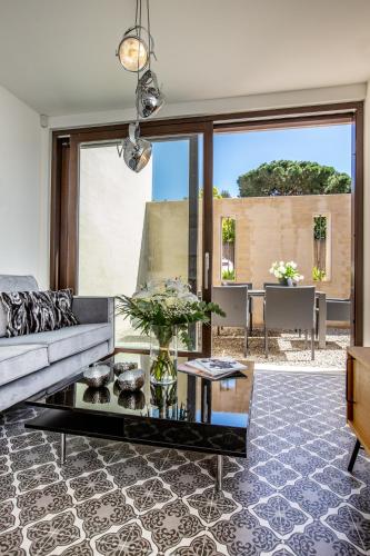 un salon avec un canapé et une table dans l'établissement Maison Danube, à Saint-Tropez