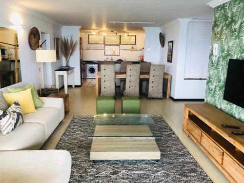 Dapur atau dapur kecil di Sands Beach Breaks Umdloti Luxury Beach Front