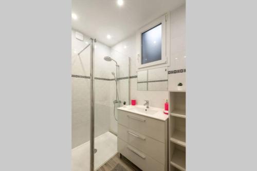 a bathroom with a sink and a shower at Chez la Tante Louise - appartement privé de charme in Passenans