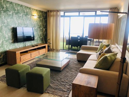 Televisyen dan/atau pusat hiburan di Sands Beach Breaks Umdloti Luxury Beach Front