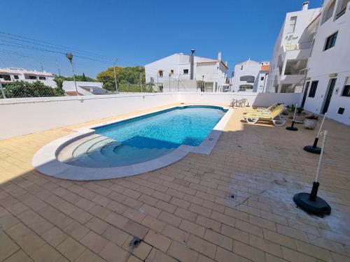 una piscina in un cortile accanto a un edificio di Cerro Atlantico by Umbral ad Albufeira