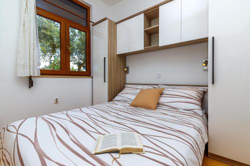 מיטה או מיטות בחדר ב-Apartments Kiki 150 METERS TO THE BEACH