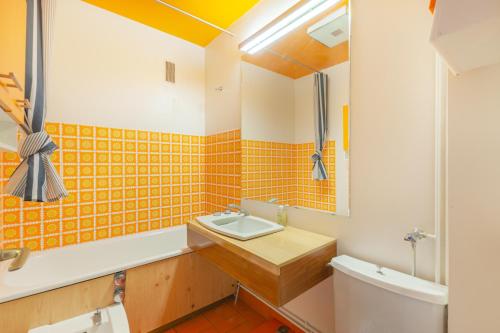 une salle de bain avec un lavabo et des toilettes dans l'établissement Le Christina, à Trouville-sur-Mer