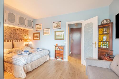 une chambre avec un lit et un salon dans l'établissement Le Christina, à Trouville-sur-Mer