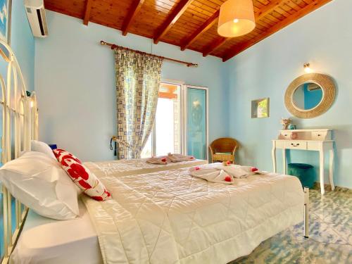 מיטה או מיטות בחדר ב-Villa Fantasia with private pool by DadoVillas