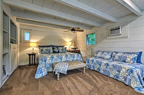 um quarto com 2 camas e uma ventoinha de tecto em Cozy Nantucket Cottage on Saint Marys River! em Fernandina Beach