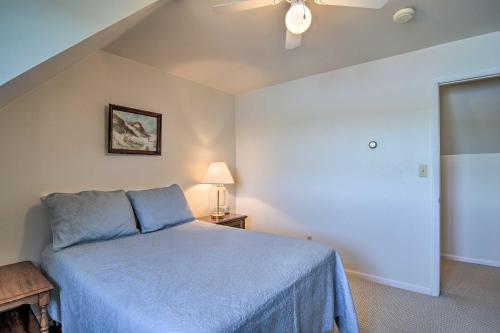 Ένα ή περισσότερα κρεβάτια σε δωμάτιο στο Lakefront Bellaire Getaway with Kayaks, Dock and Grill