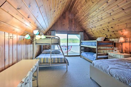 Ένα ή περισσότερα κρεβάτια σε δωμάτιο στο Lakefront Bellaire Getaway with Kayaks, Dock and Grill