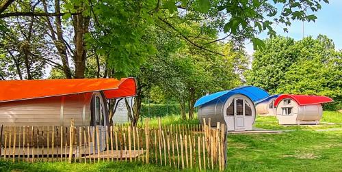 a group of play houses in a yard at Schlaffässer am Schmetterlingspark in Uslar