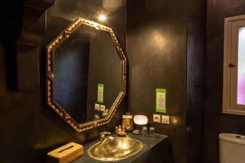 A bathroom at RIAD KERDOUSS