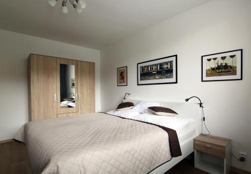 1 dormitorio con 1 cama blanca grande y 2 almohadas en Apartmán Valérie Valtice, en Valtice