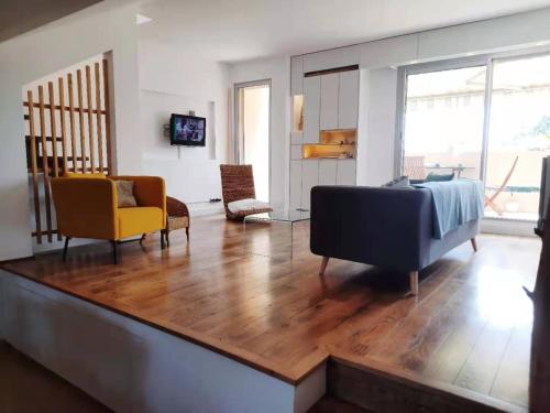 Photo de la galerie de l'établissement Appt 70m2, 3P, Toit-terrasse, Vue mer, Proche plage, à Vallauris