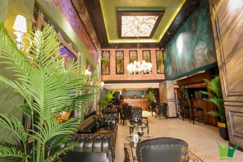 ヴァンにあるRoyal Berk Hotelの建物内の椅子と植物が置かれたロビー