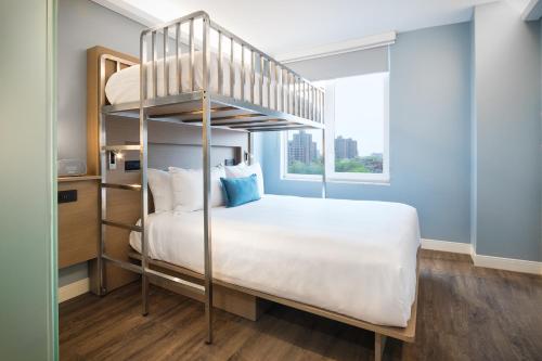 Una cama o camas en una habitación de Wingate by Wyndham Bronx Haven Park