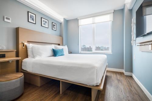 Una cama o camas en una habitación de Wingate by Wyndham Bronx Haven Park