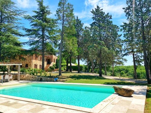 a swimming pool in a yard with trees at Poggio Cantarello Vacanze in Chiusi