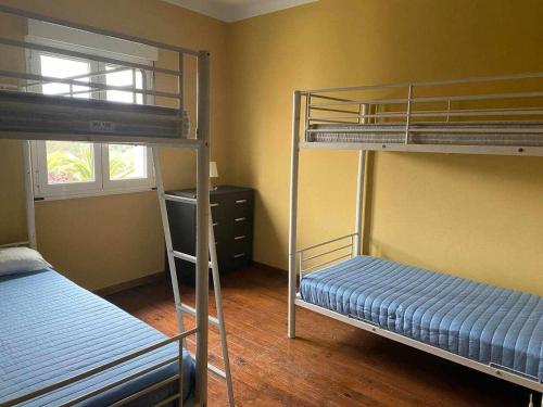 Priesca的住宿－Casa Rural Mirador de Quintana，一间卧室设有两张双层床和一扇窗户。