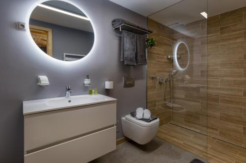 y baño con aseo, lavabo y ducha. en Szarvashegy Panoráma Apartman, en Szentendre