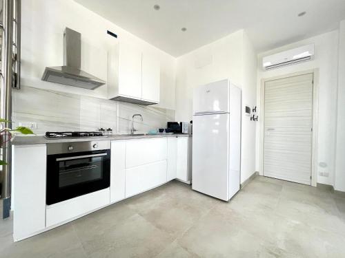 Kuchyň nebo kuchyňský kout v ubytování Eos Sea View Apartments