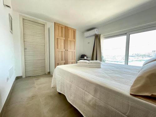 Postel nebo postele na pokoji v ubytování Eos Sea View Apartments
