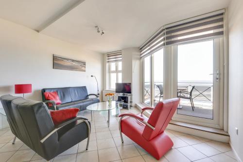 a living room with a couch and chairs at DE TRINTEL met zeezicht in Egmond aan Zee