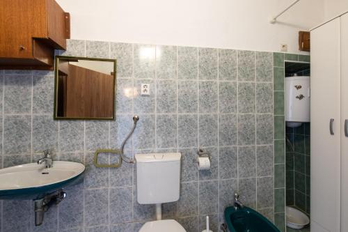 un baño con inodoro y lavabo en Oldtown 2, en Baška
