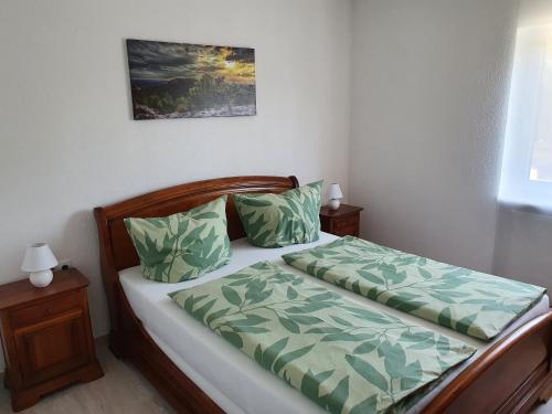 ゼールバッハにあるSchöne Aussichtのベッドルーム1室(緑のシーツと枕が備わるベッド1台付)